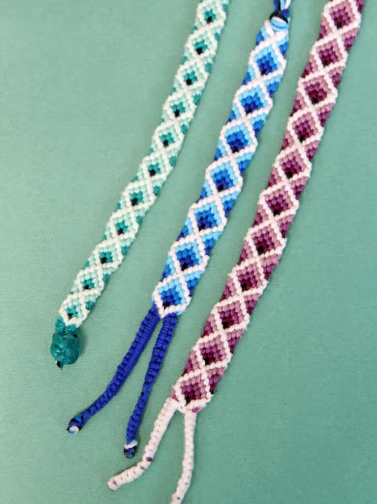 Different types of friendship bracelets to make - DIY bracelets - crafts for kids- tweens - acraftylife.com #craftsforkids #kidscrafts