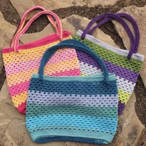 Make a summer tote bag crochet pattern with this free idea.