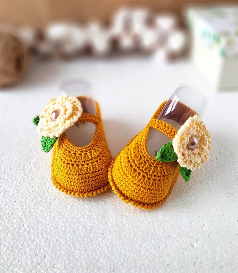 crocheted baby sandals with flower
